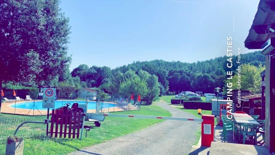 Camping Familial Paisible Avec Piscine, Mobil Home , Chalet, Studio & Emplacement Nue Casties-Labrande Exterior foto