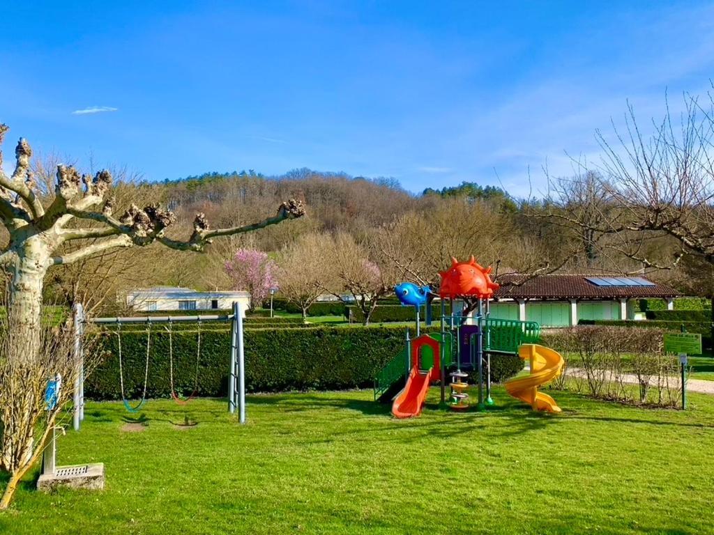 Camping Familial Paisible Avec Piscine, Mobil Home , Chalet, Studio & Emplacement Nue Casties-Labrande Exterior foto