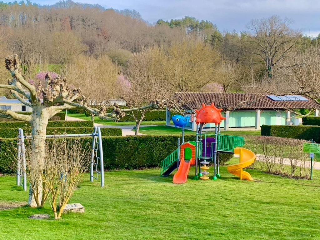 Camping Familial Paisible Avec Piscine, Mobil Home , Chalet, Studio & Emplacement Nue Casties-Labrande Exterior foto