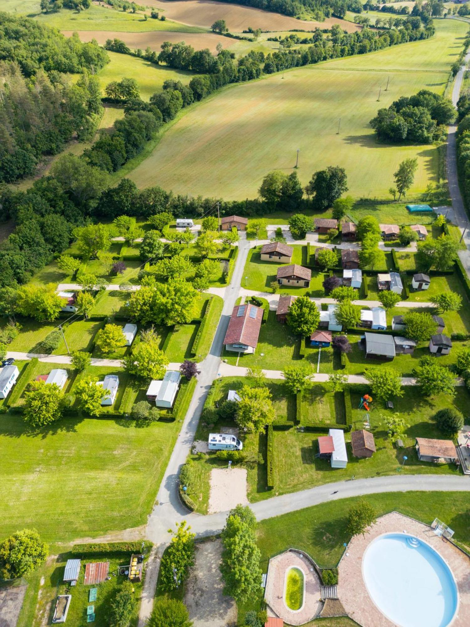 Camping Familial Paisible Avec Piscine, Mobil Home , Chalet, Studio & Emplacement Nue Casties-Labrande Exterior foto