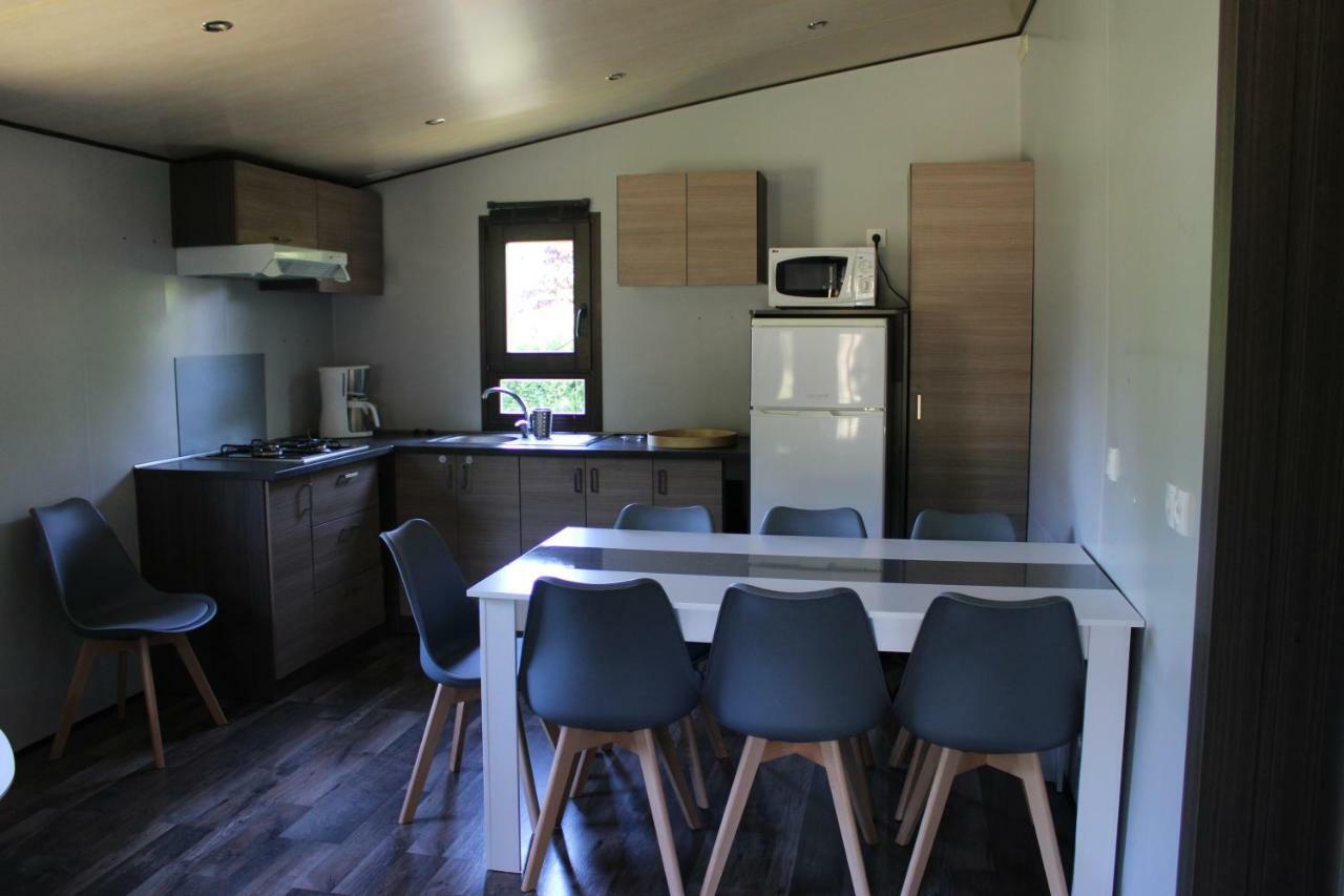 Camping Familial Paisible Avec Piscine, Mobil Home , Chalet, Studio & Emplacement Nue Casties-Labrande Exterior foto